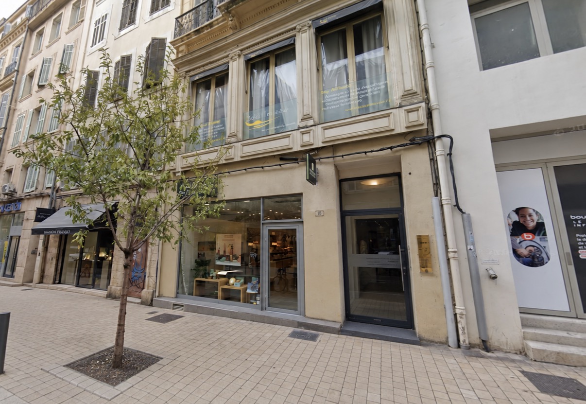 Le cabinet Energilisa — façade de l'immeuble et entrée depuis la rue